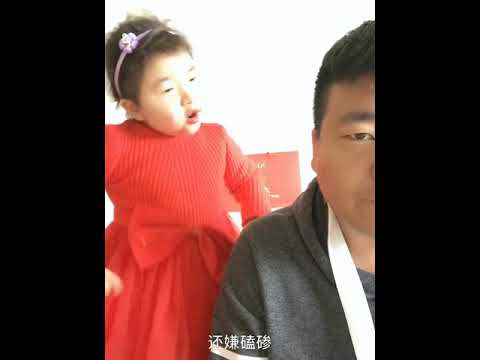 东北活宝(李欣蕊)爆笑视频：东北老弟挨揍后，姐姐是如何教训的！这神情真像东北老娘们啊 哈哈