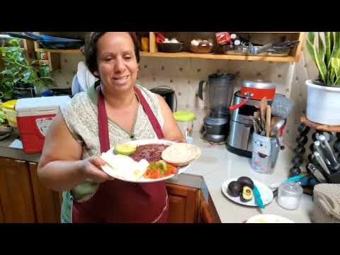 Desayuno con frijoles encebollados