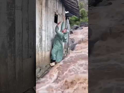 ¡Mamá Ayúdame Me Voy a Caer Al Río!