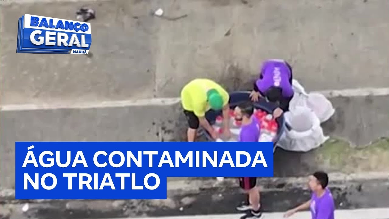 Funcionários de organização distribuem água impura para participantes de prova de triatlo