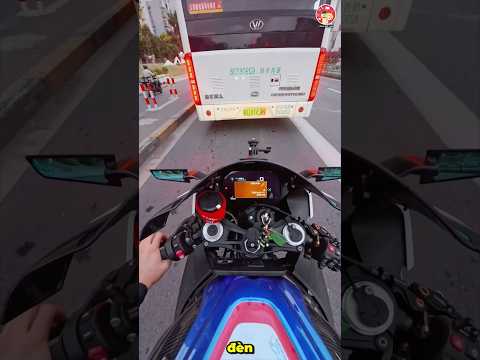 Biker dừng đèn đỏ nghĩ ra ý tưởng táo bạo