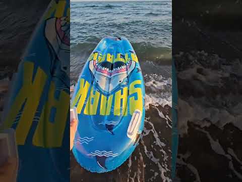 Denizde surf tahtası ve deniz simidi aldım.#shorst