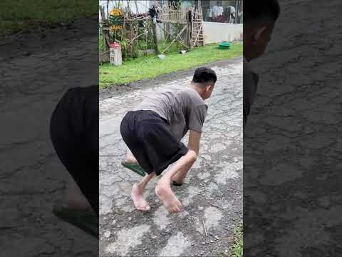 Chàng trai ấy 27 năm ĐI BẰNG TAY, nhưng trái tim và nghị lực khiến ai cũng nể #nangcaonguyen