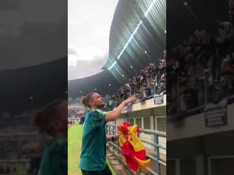 Saat Coach Manu pinjam bendera Spanyol ke Bobotoh 🇪🇸 #persib #persibtv #shorts