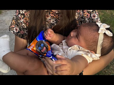 Niña con bebé escoge la botella en vez de la leche y lo que pasó nos congeló a todos 😭