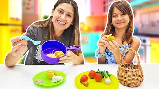 Ayşe, Zara bahçeden kabak çiçeği toplayınca dolma yapıyor! Yemek yapma oyunları.