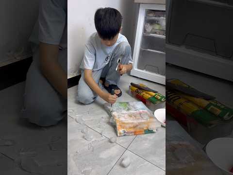 Cậu bé bỏ sách vở vào tủ lạnh đông thành đá