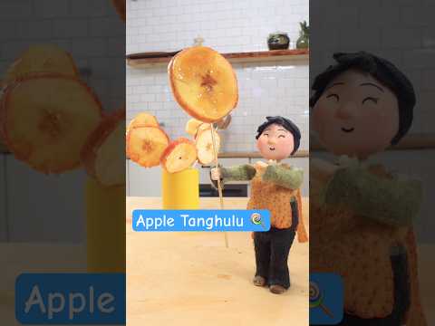 Tiny Grandma makes apple Tanghulu lollipops 🍎🍭🍓 #tanghulu #halloween