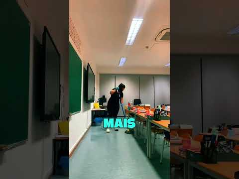 Esses alunos LUTARAM pra ter sua FAXINEIRA de volta !