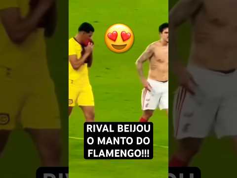 😍 SOU TEU FÃ: #JOGADOR DO MADUREIRA BEIJA ESCUDO DO #FLAMENGO AO RECEBER CAMISA DE #PEDRO! #futebol