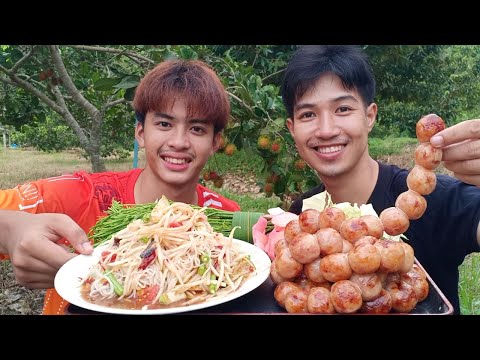 ตำซั่วขนมจีนปูปลาร้า ไส้กรอกอีสานย่าง กินอยู่สวนเฝ้าเงาะทุเรียน.