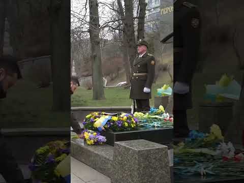 Володимир Зеленський вшанував пам’ять Героїв Крут