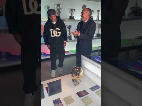 Ronaldinho’s #GoldenBall is now at the Barça museum 😍🤙 #fcbarcelona #Ronaldinho #shorts