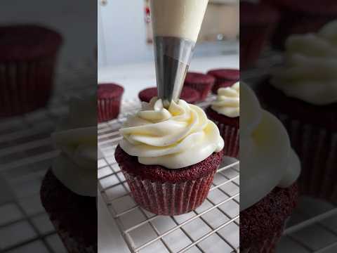 Red Velvet Cupcakes 💕 #valentinetreats #recipe #valentinedessert