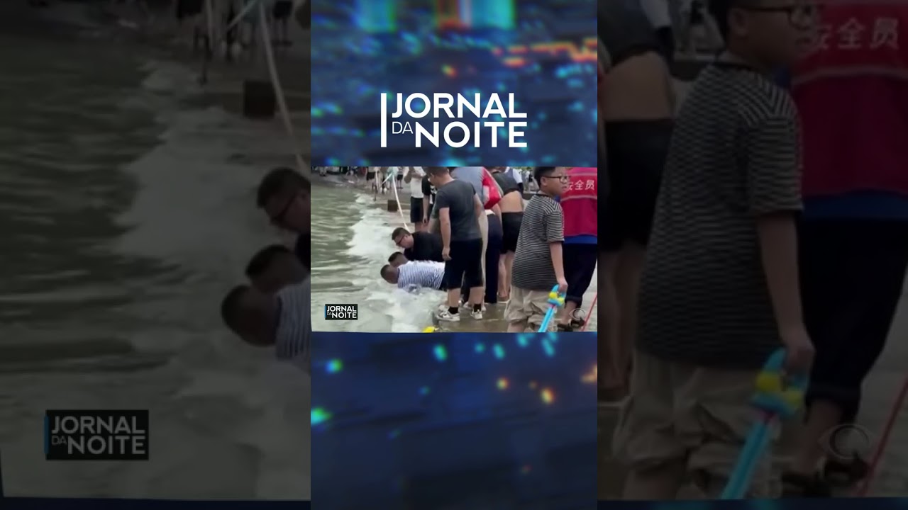 Menino é resgatado após cair em rio na China