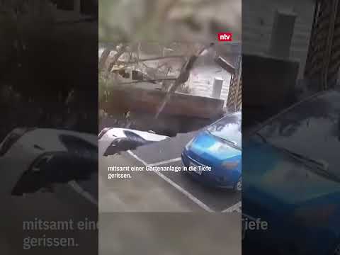 Wenn der Erdboden plötzlich aufmacht - Sinkhole in Taiwan schluckt Auto und Laterne | #ntv