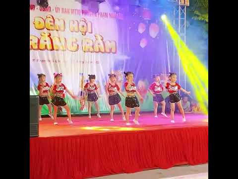 Milo đi biểu diễn cùng bạn