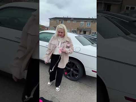 عم تحاول تسكر باب سيارة الدودج المسكينة😂😈ماقدرت تحركوا هههه موت ضحك مع ميليسا اشتركوا بله😄نوصل٥