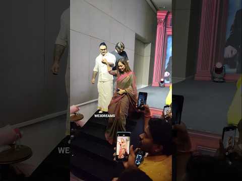 హీరోయిన్ సిమ్రాన్ చెయ్యి పట్టుకుని నడుచుకుంటూ వస్తుంది! #varalakshmisarathkumar #simran #viral