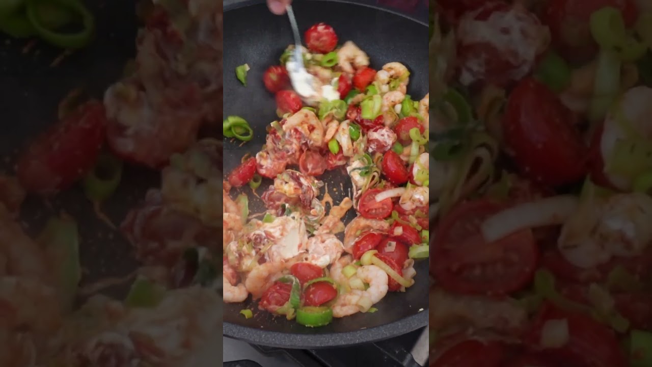 Benny von BennysOutdoorFood zeigt euch heute ein einfaches, aber richtig leckeres Rezept: Halbierte Tomaten, Lauch, Gambas, Frischkäse, Tomatenmark, Chili und Parmesan in die Pfanne, unsere Anne Gambas-Gewürzmischung dazu – fertig ist das perfekte Pasta-Gericht! 🌶️🍝

👉 Wer liebt Gambas genauso wie wir? Ab in die Kommentare! 💬

#Spicebude #TeamSpicebude #Rezept #AnneGambas #PastaLovers #Gambas #BennysOutdoorFood #FoodInspo

👉 Gewürze von der Spicebude direkt online bestellen: https://spicebude.de

Wenn dir das Video gefällt, lass uns gerne ein Like da und abonniere den Kanal, um kein Highlight mehr zu verpassen! 👍

📺 Abonniere hier: https://www.youtube.com/@spicebude

Folge uns auch auf Social Media:
 📸 Instagram: https://www.instagram.com/spicebude/
🎵 Tiktok: https://www.tiktok.com/@spicebude

GÖNN DIR und viel Spaß beim Nachkochen! 😊