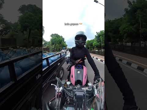 Kalo kalian di lampu merah ngapain aja? 🤣 #silvadmy #ladybiker #motovlog #ladybikers