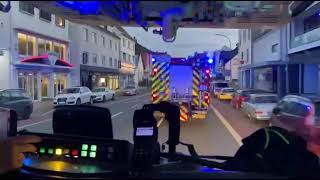 Einsatzfahrt des Hilfeleistungslöschfahrzeuges (HLF) sowie der Drehleiter (DLK 23-12) mit Pressluft