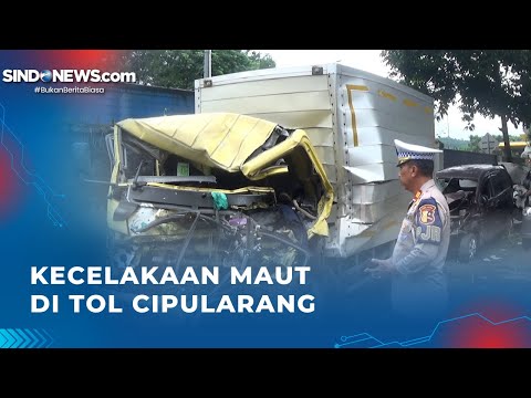 FT: Kecelakaan Maut Di Tol Cipularang, Truk Boks Tabrak Truk Tronton