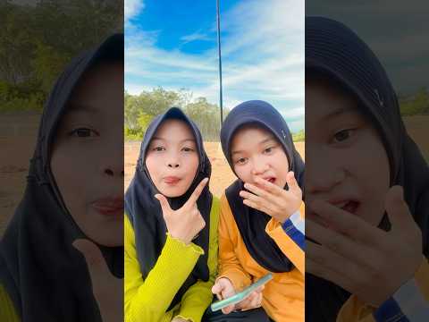 Adek kaget lihat hp nya kaka