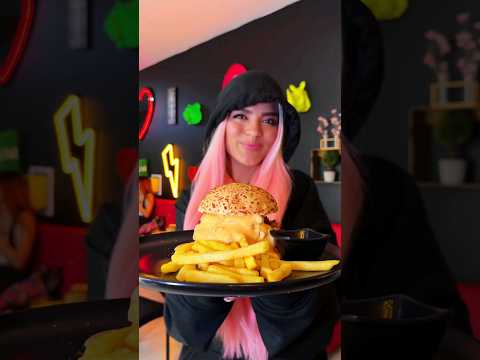 BICHOTA ¿Que opina Karol G de la hamburguesa hecha para ella?  / Que hubiera Sido - Karol G #vmas
