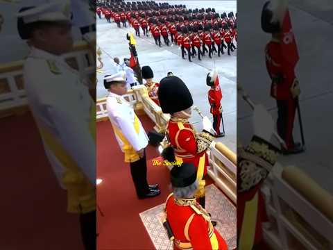 เขยิบหน่อยเพคะ น้องมาแล้ว ^^ ในหลวงทรงเขยิบให้พระราชินีทรงยืนข้างๆ