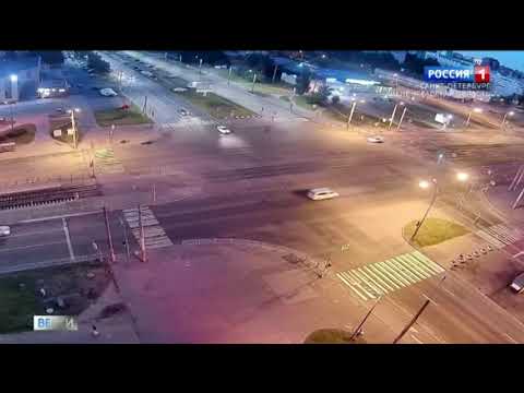 Автомобиль инкассации перевернулся после столкновения с каршерингом на проспекте Испытателей