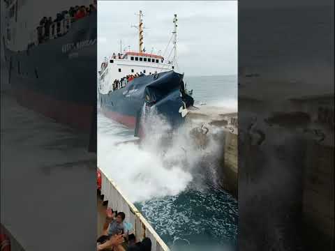 Kapal Hantam Pelabuhan, Tembok pun Runtuh #shorts