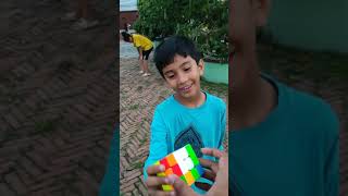 This kid ALMOST solved Rubik's cube in the park