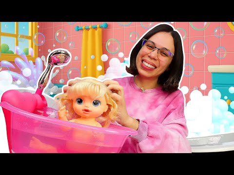 Banho de Espuma para a Boneca Alive – Brincando na Banheira e Explorando as Partes do Rosto