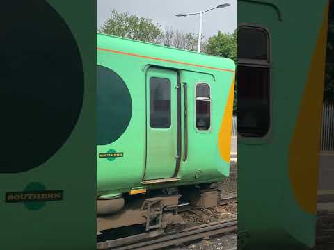 Class 313 pep departs hove#shorts #train #railway #trainspoting