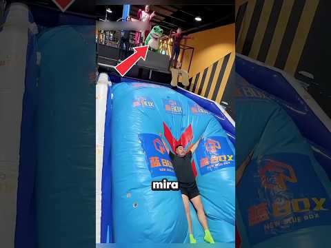 Mi pap谩 me lanz贸 y ca铆 en la piscina de pelotas馃槀馃槀