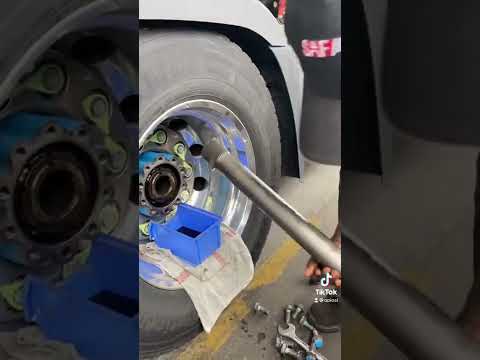 Lkw für‘s abschleppen vorbereiten.