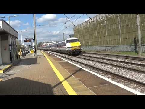 Trains At Hatfield 08/04/2023
