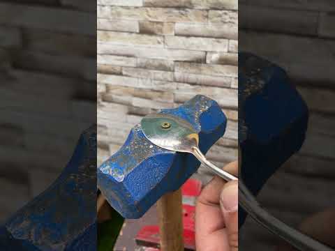 The spoon trick that fixed a sledgehammer.A zero-cost idea with #ConstructionHack #ToolTip #SmartFix
