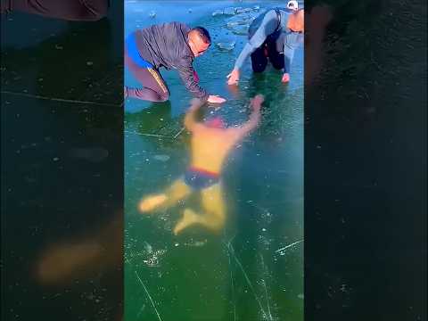 टकले अंकल बर्फ के अंदर फस गया 😲 #shorts #ice #shortsviral #shortsfeed