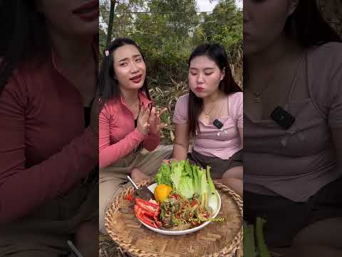 สาวลาวตำกุ้งสด