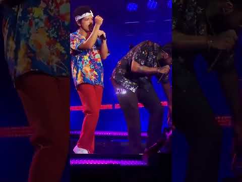 Bruno Mars FLIRTS with a Fan!🫢😳
