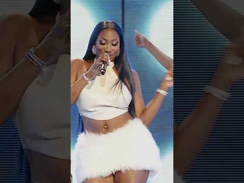 Aya Nakamura interprète « Baby » en live aux Flammes 2024