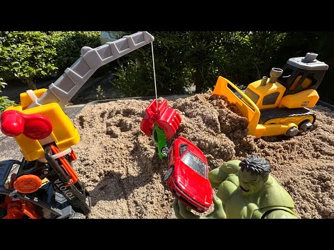 Find 12 Tomica (minicars) in the sand! A heartwarming story of the Hulk, a truck, and crane☆