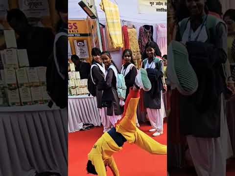 लड़कियां पागल हो गयी देखकर  😍😅🤗.. #shorts #gymnast #airflare #ytshorts #public #kidchallenge