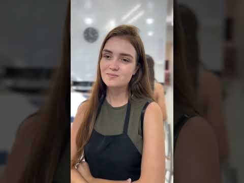Garota descobriu a funcionária guardando dinheiro no sapato e contou para sua mãe.