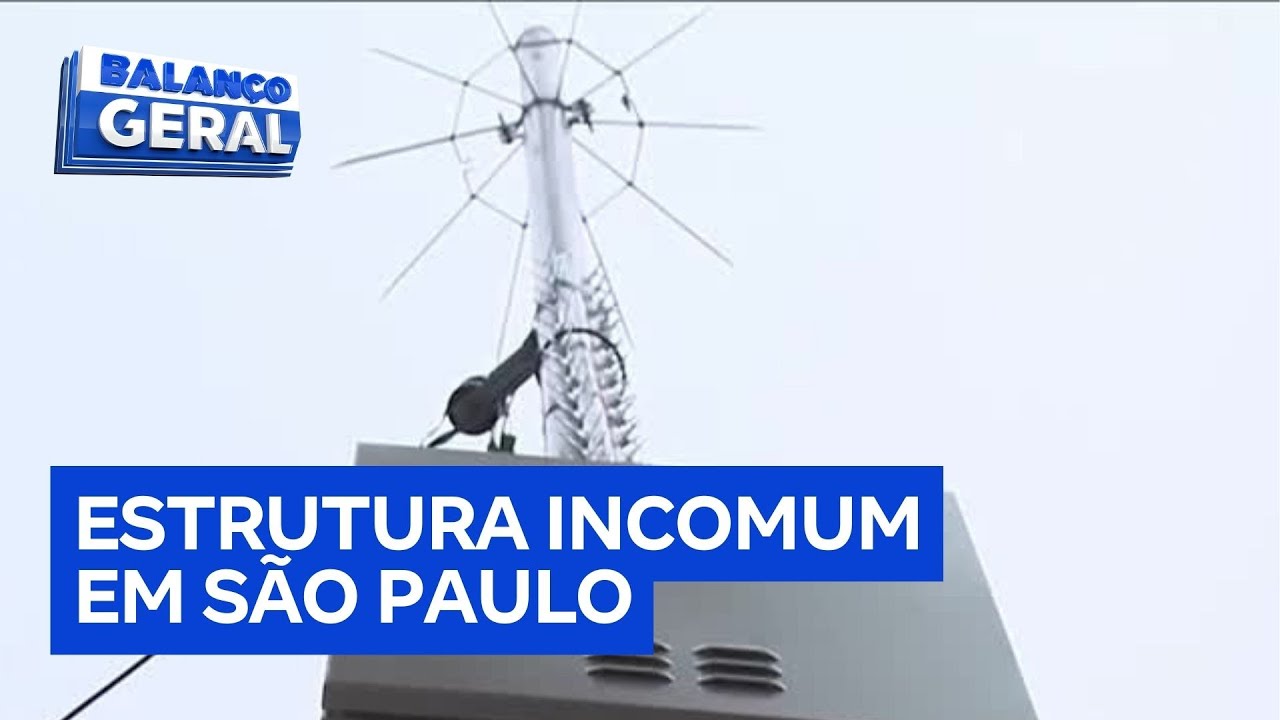 Poste com espinhos metálicos é instalado em SP para evitar furtos de fios