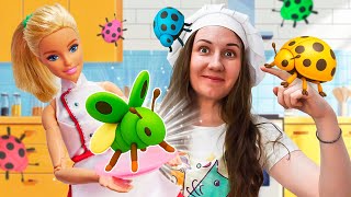 Куклы Барби пробуют странные блюда! 🍇🤔 Десерт из смородины и желудей — вкусно или нет?