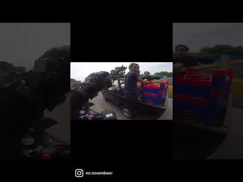 BAGI BAGI ASBAK BUAT PEROKOK DIJALAN RAYA!!