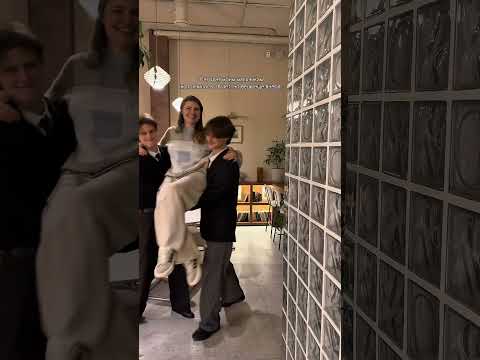 Время остановись! Раньше я их носила на руках, а теперь наоборот.